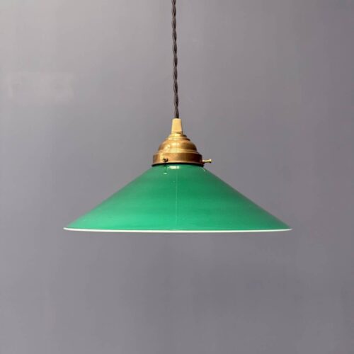 Groen glazen hanglamp met schuine kap en messing armatuur