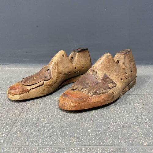 Set van twee oude houten schoenleesten