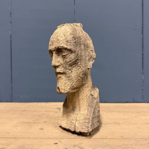 Grof uit hout gesneden hoofd
