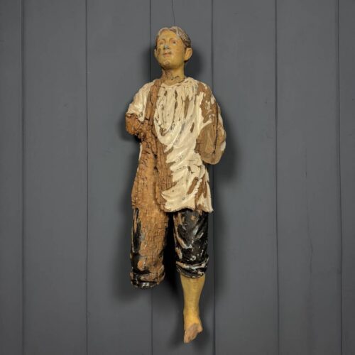 Verweerd sleets houten beeld van een jonge man