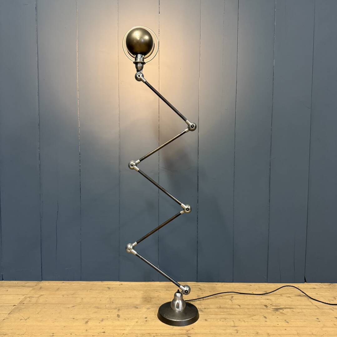Gepolijste 5 arms Jieldé vloerlamp met zwart merk plaatje